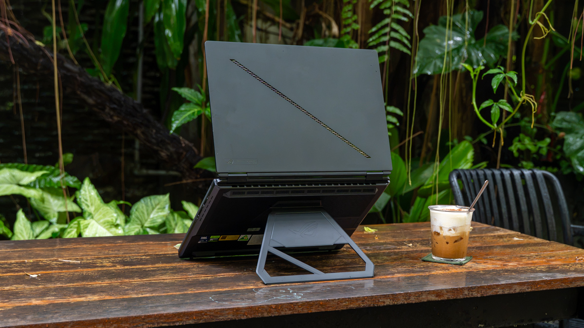 ASUS ROG Zephyrus Duo: Laptop gaming hai màn OLED có đáng tiền?