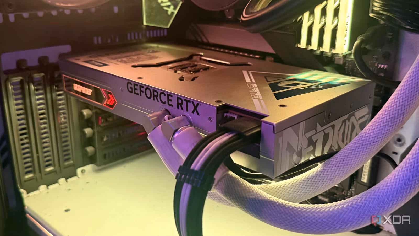Tại sao RTX 5090 vẫn đắt đỏ nhưng card tầm trung lại rẻ hơn
