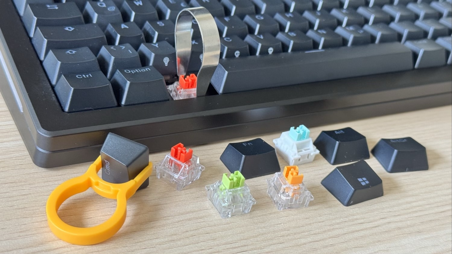 So sánh Glorious GMMK 3 PRO HE Wireless và MSI Forge GK600 TKL