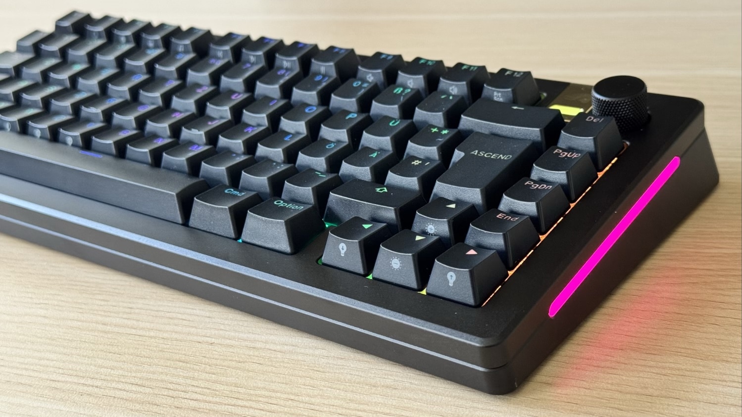 So sánh Glorious GMMK 3 PRO HE Wireless và MSI Forge GK600 TKL