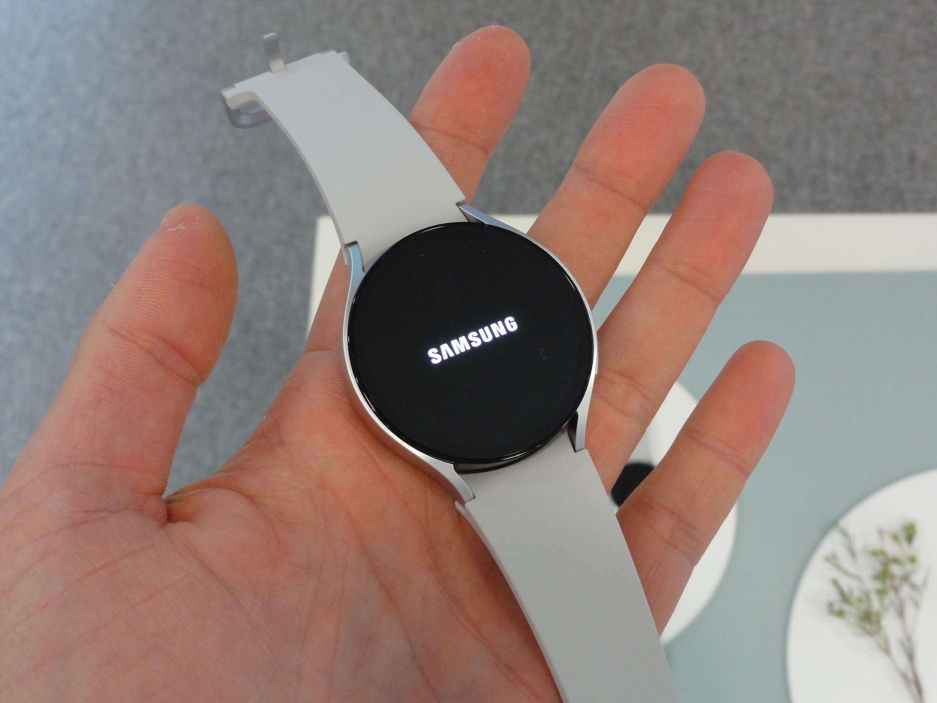 Galaxy Watch pin xả nhanh: lỗi lặp lại và cách người dùng nên phản ứng