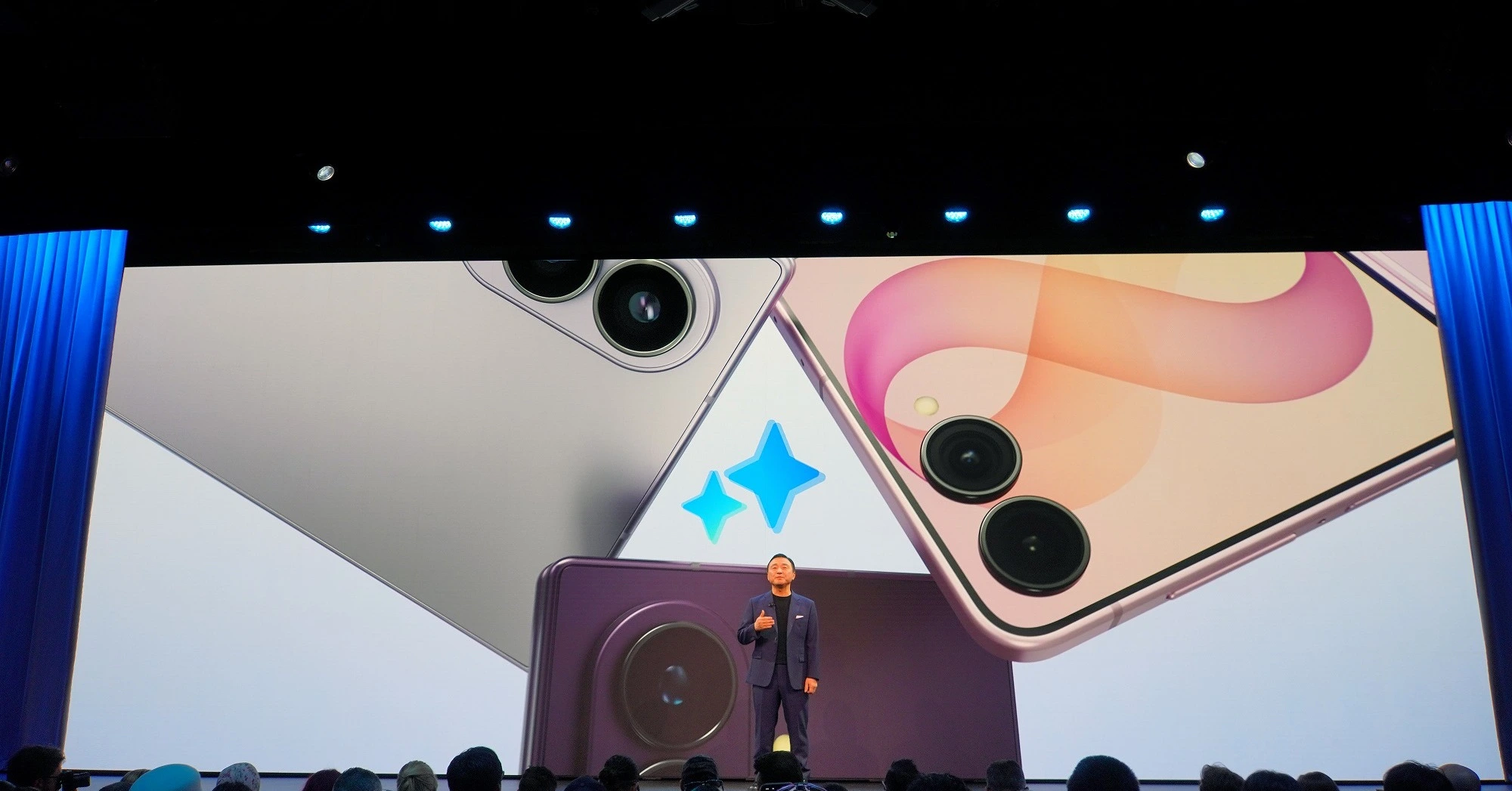 iPhone gập và Galaxy Z Fold 8: Samsung dựng lá chắn trước Apple