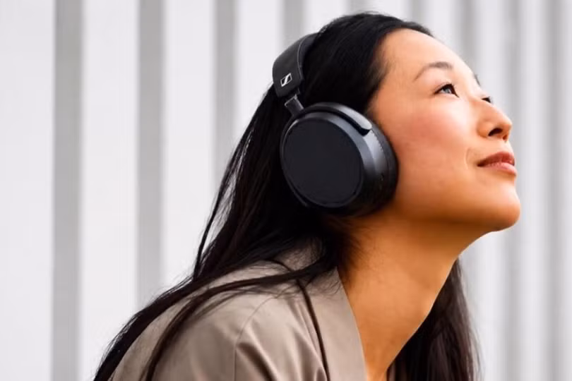 Sennheiser Momentum 4 vs Bowers & Wilkins Px8 S2 McLaren: chọn tai nghe wireless cao cấp nào cho audiophile?