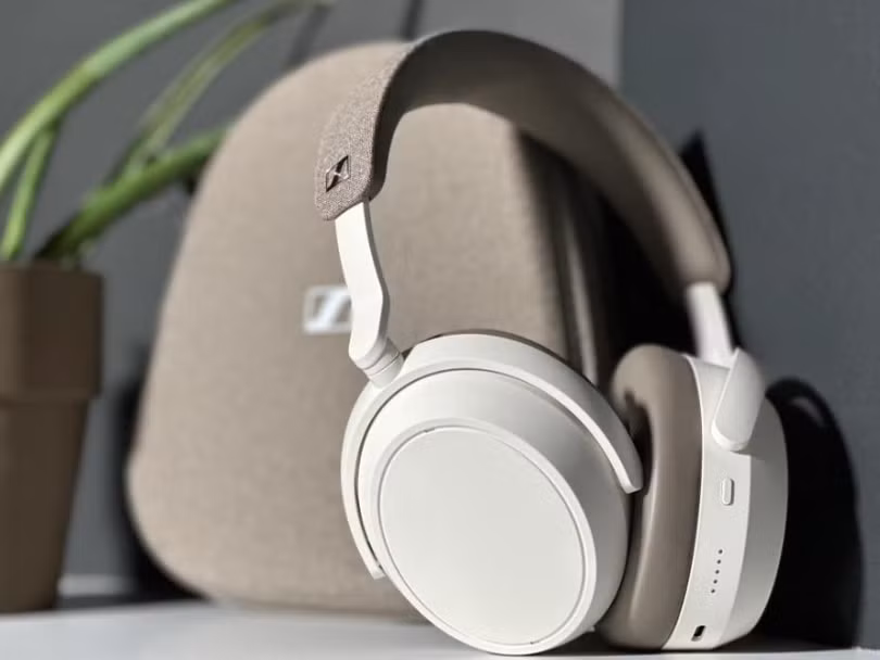 Sennheiser Momentum 4 vs Bowers & Wilkins Px8 S2 McLaren: chọn tai nghe wireless cao cấp nào cho audiophile?