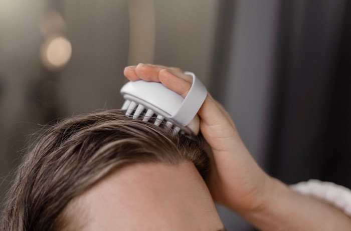 Máy massage da đầu có thực sự ngăn rụng tóc?