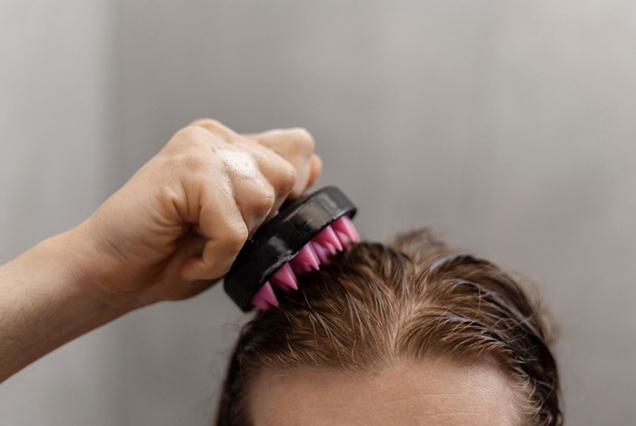 Máy massage da đầu có thực sự ngăn rụng tóc?