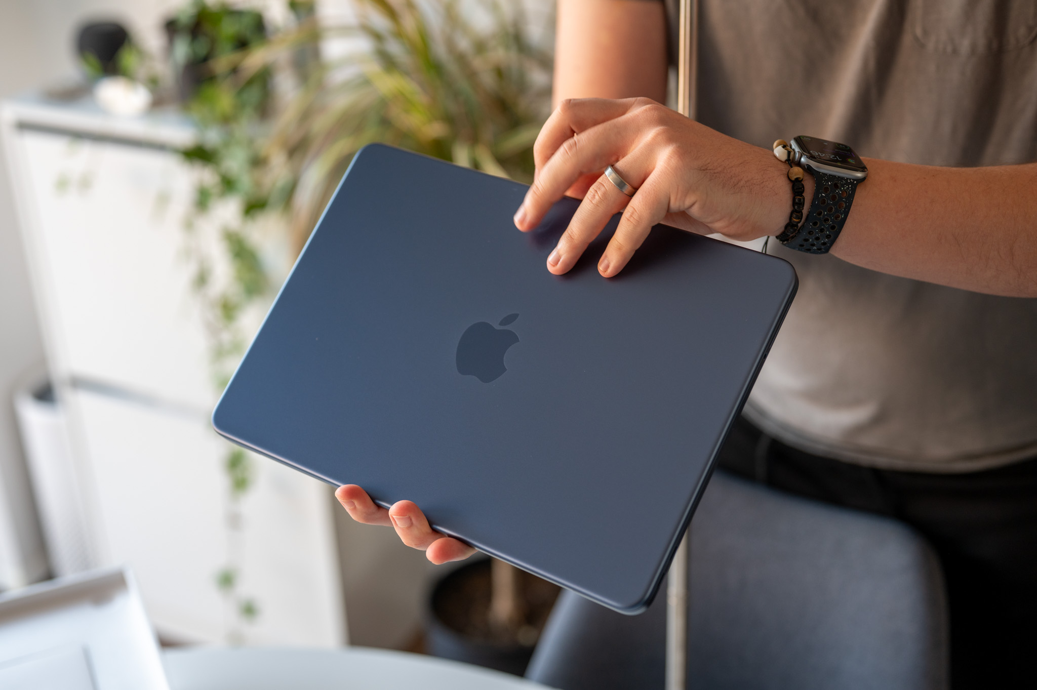 MacBook Ultra OLED cảm ứng: cú lột xác cho dòng Pro