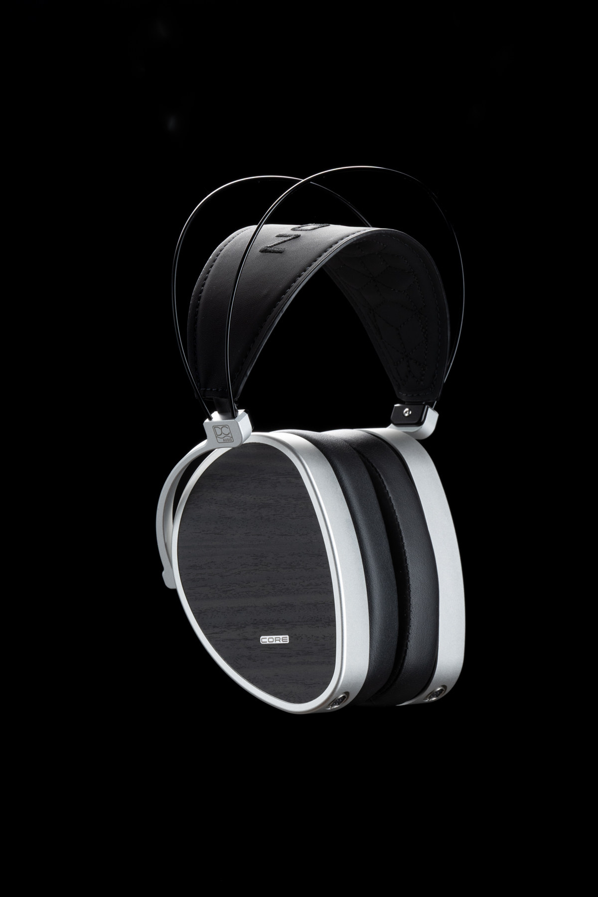 Tai nghe audiophile cho nhạc lossless: nên chọn Momentum 4 hay ÆON CORE?