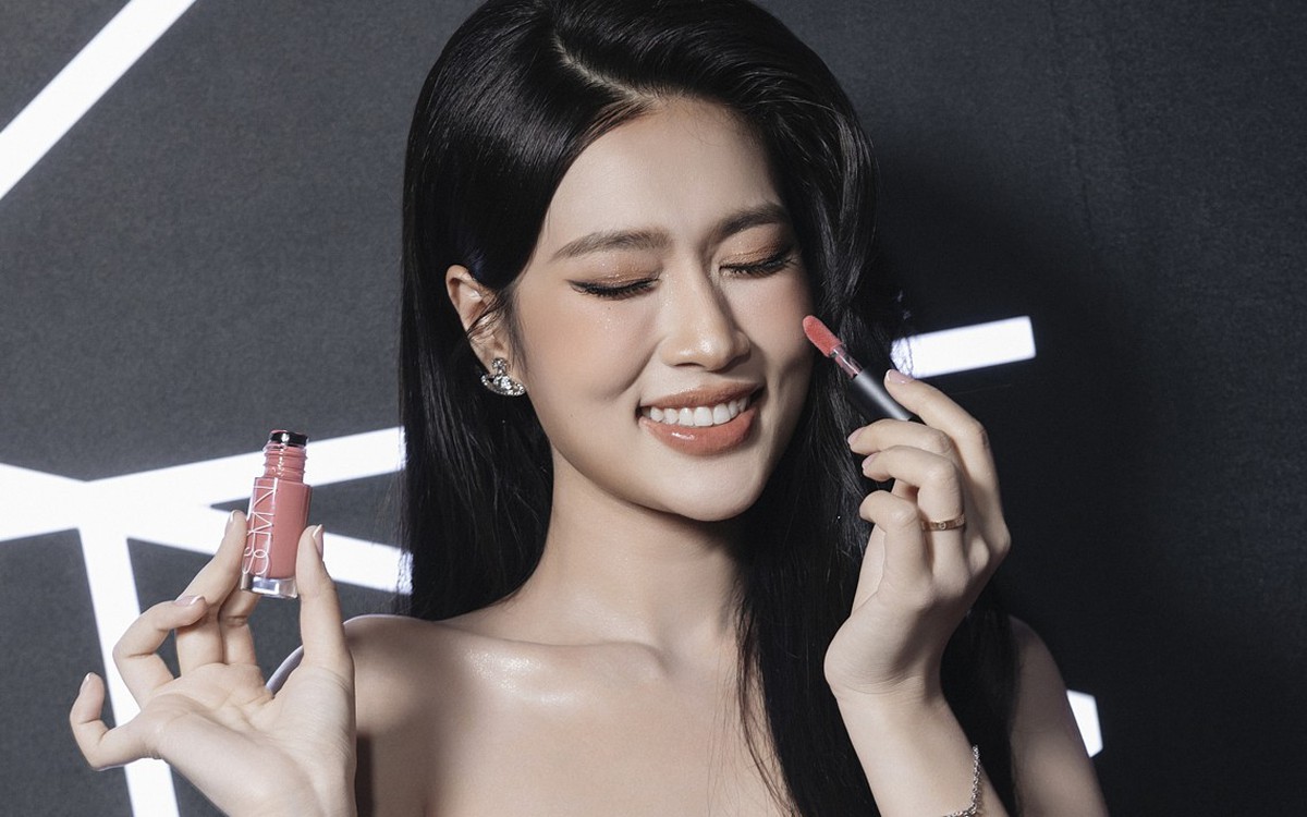 NARS Insatiable Liquid Blush: Khi má hồng trở thành trải nghiệm đa giác quan