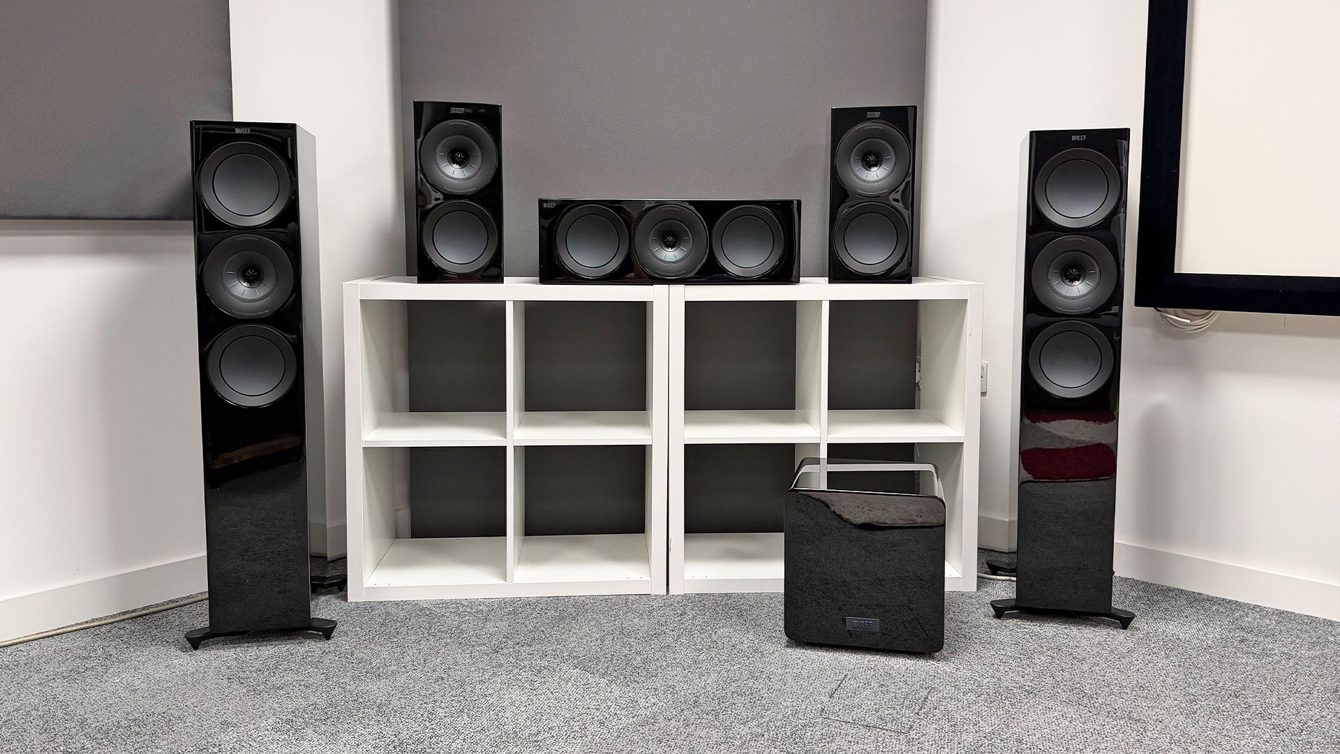 Q Acoustics 3050c vs KEF R Meta: chọn hệ thống 5.1 nào cho rạp phim tại nhà?