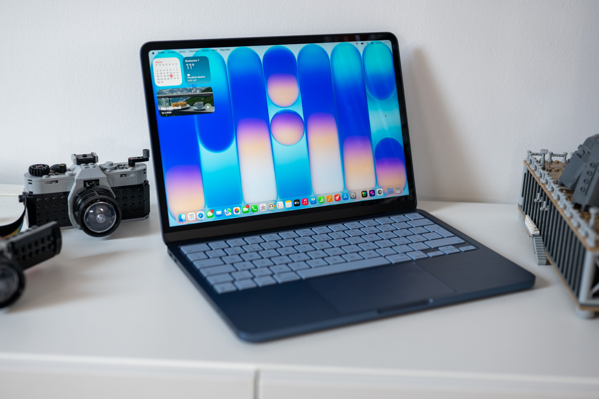 MacBook Ultra OLED cảm ứng: cú lột xác cho dòng Pro
