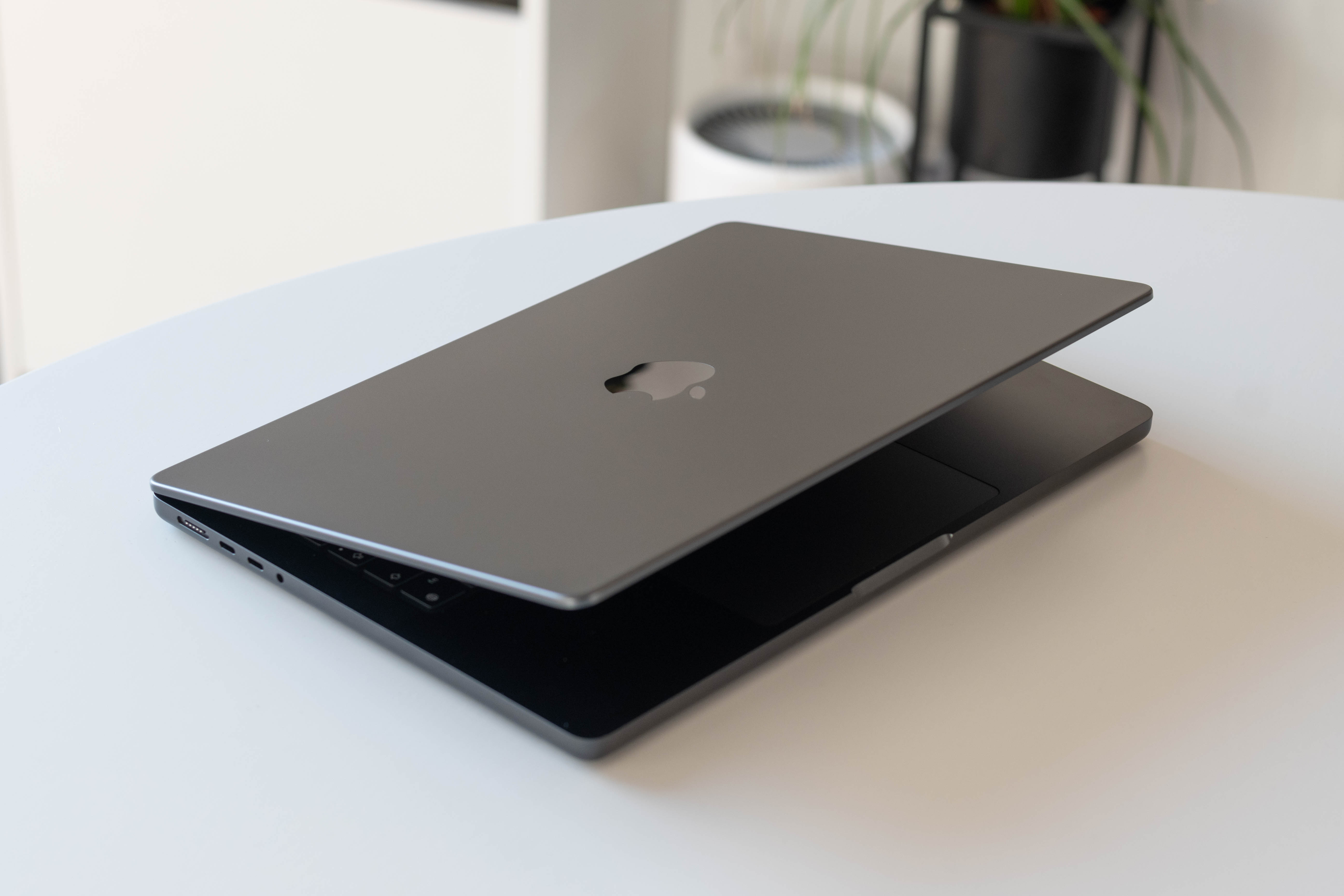 MacBook Ultra OLED cảm ứng: cú lột xác cho dòng Pro