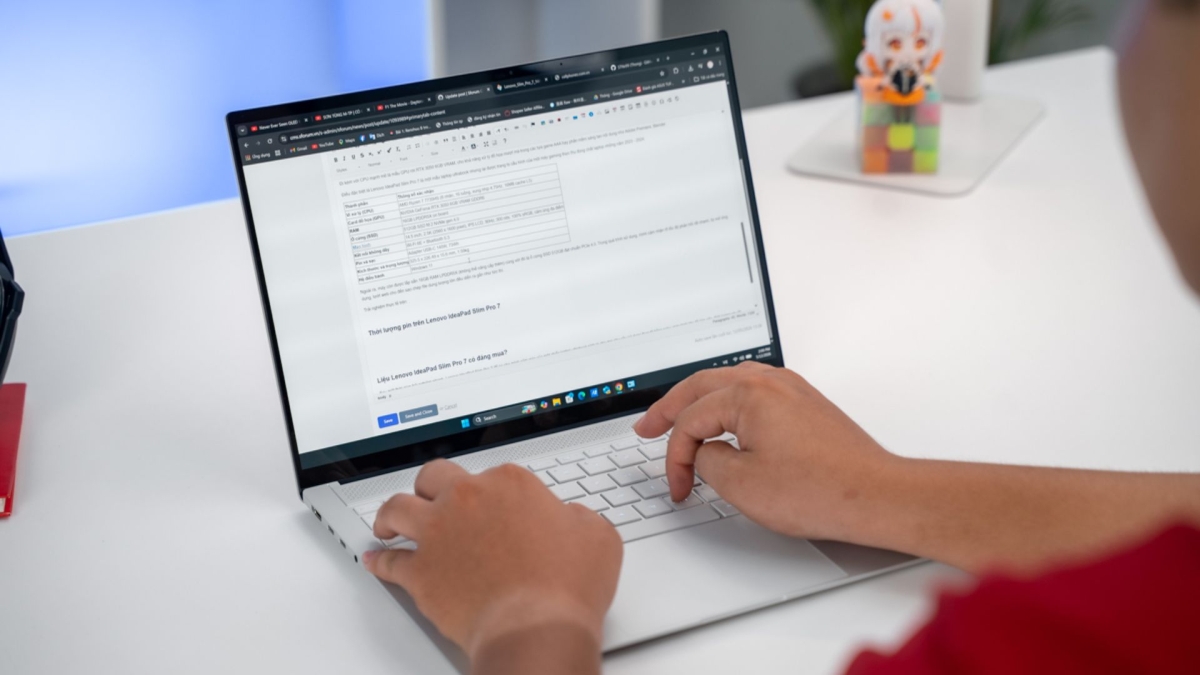 iPad hay laptop cho sinh viên Ngoại ngữ?