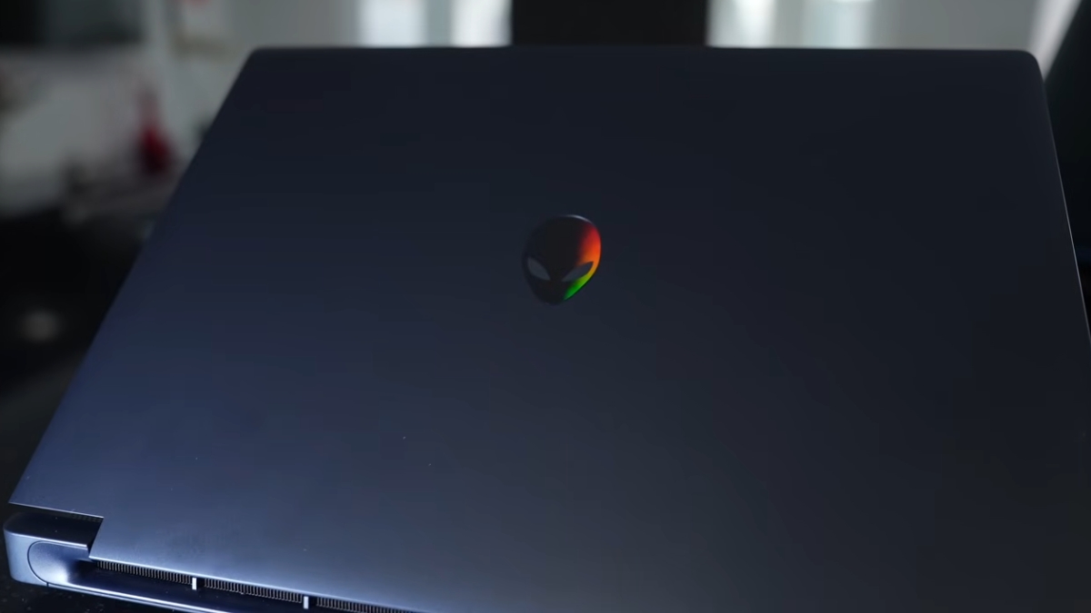 Alienware 15 vs LOQ Essential 15: Laptop gaming giá rẻ nào đáng mua hơn