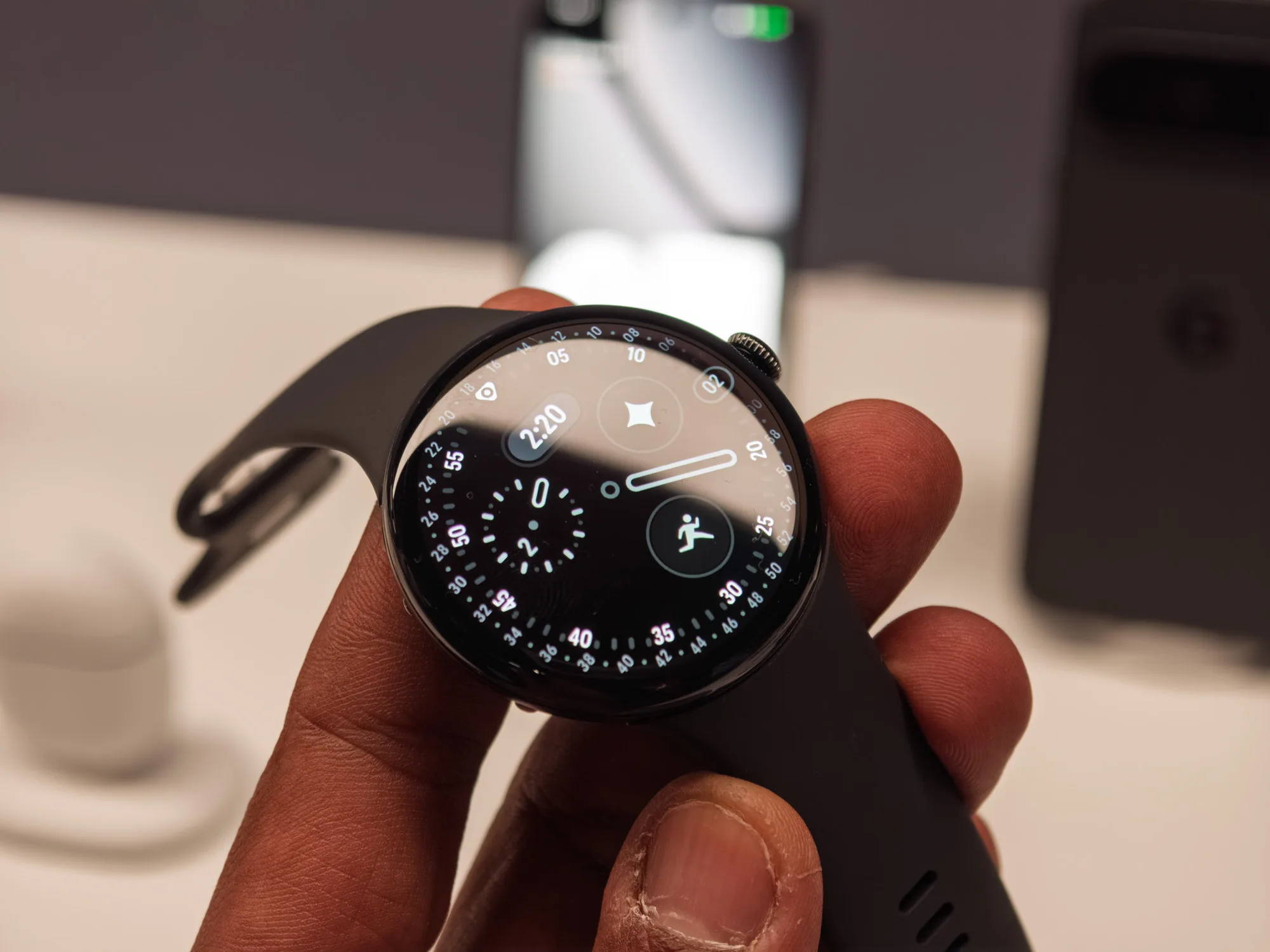 Pixel Watch 5 dùng chip cũ nhưng giá cao: nên nâng cấp không?