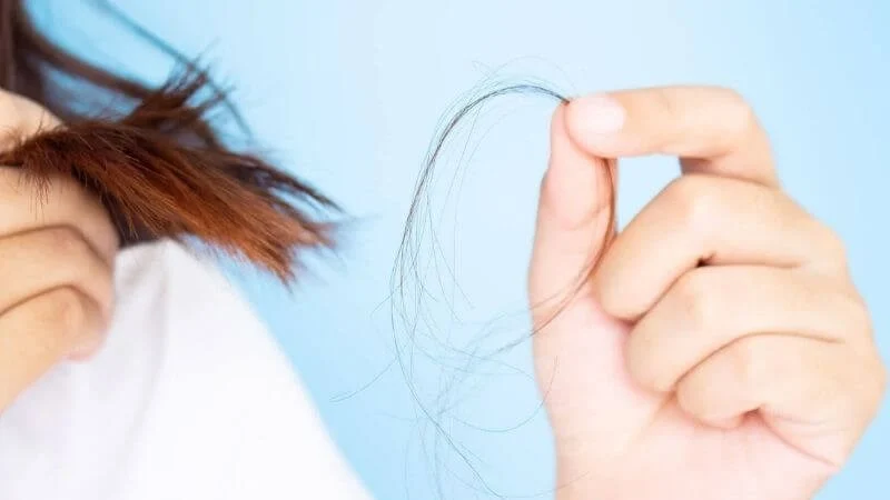 Những thói quen trước khi ngủ khiến tóc rụng nhiều hơn