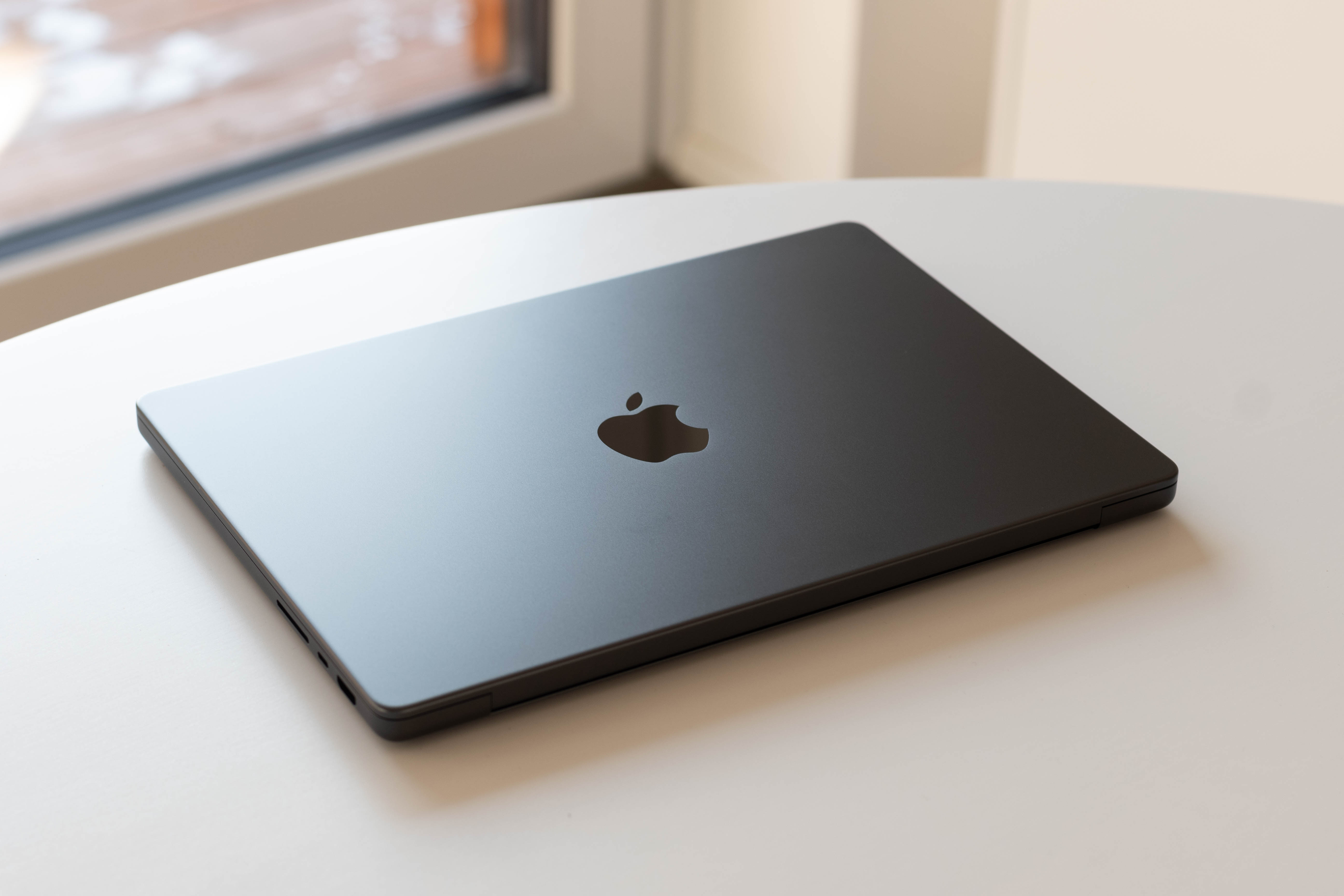 MacBook Ultra OLED cảm ứng: cú lột xác cho dòng Pro