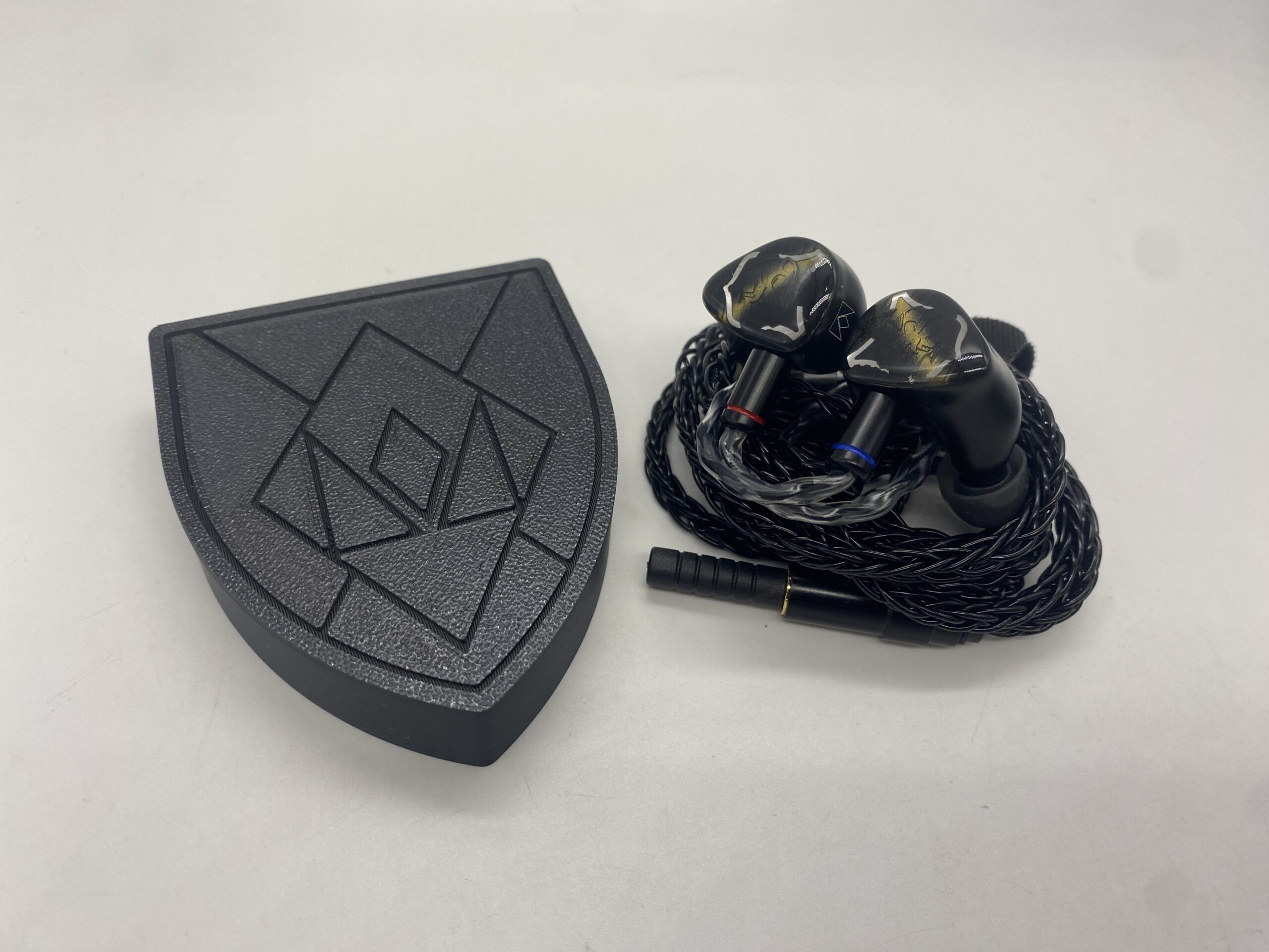 Noble Audio Vanguard vs Grand Oriveti Eminency: chọn tai nghe IEM nào cho audiophile?