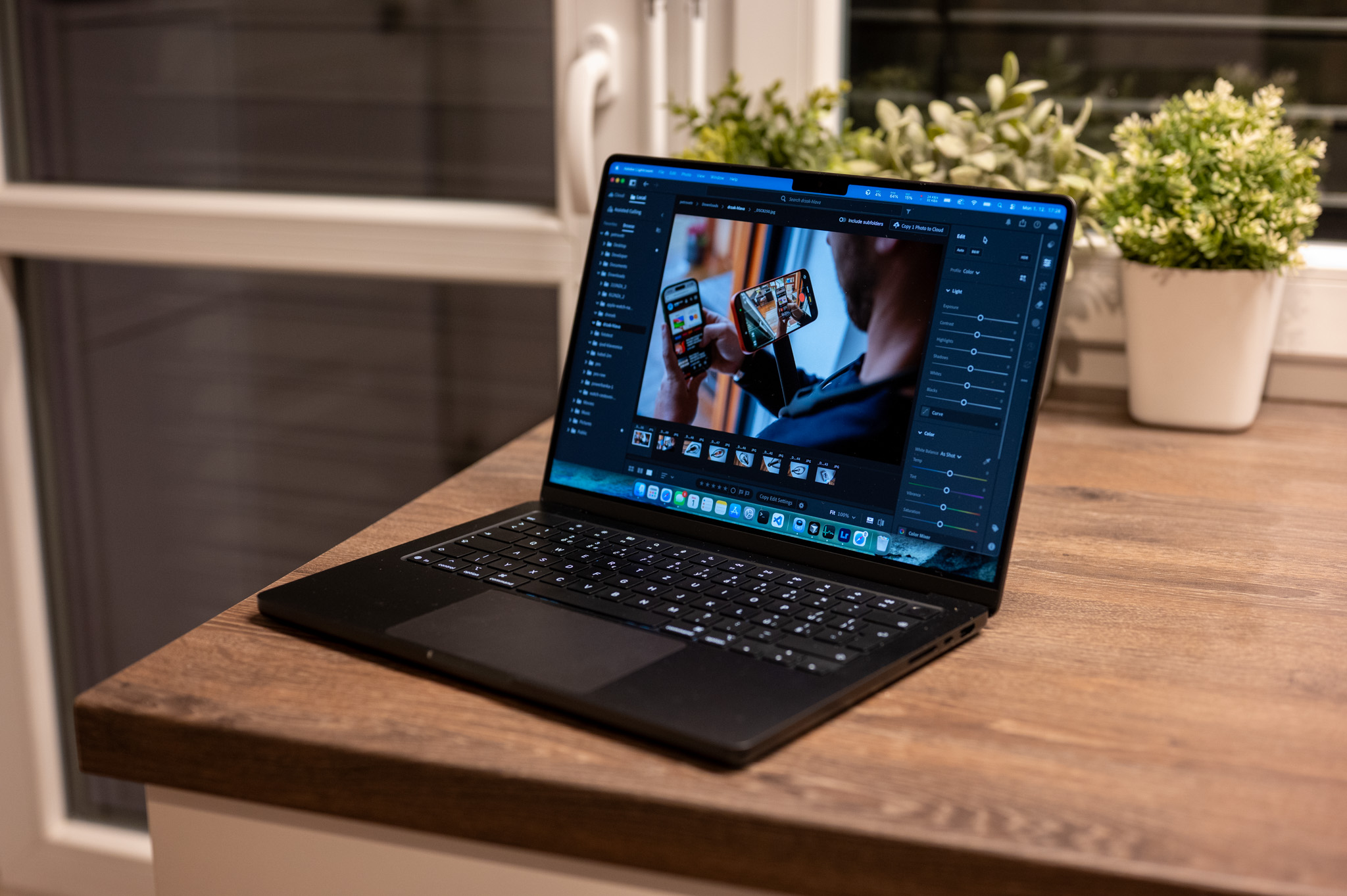 MacBook Ultra OLED cảm ứng: cú lột xác cho dòng Pro