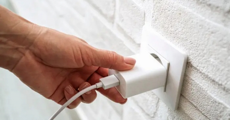 3 sai lầm sạc điện thoại hàng ngày đang phá hủy pin của bạn