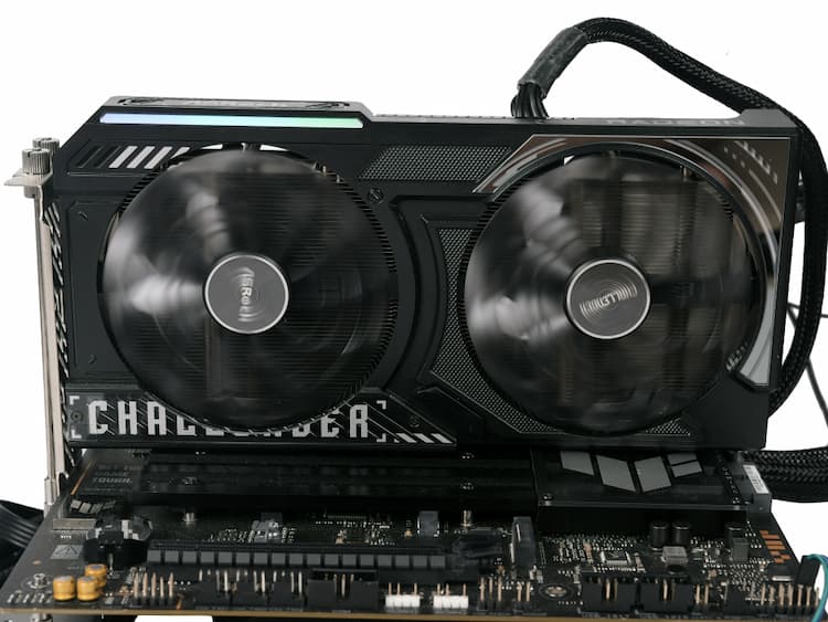 RTX 5050 thắng RX 9050 18%: hiệu năng hay hiệu suất điện mới là vua?