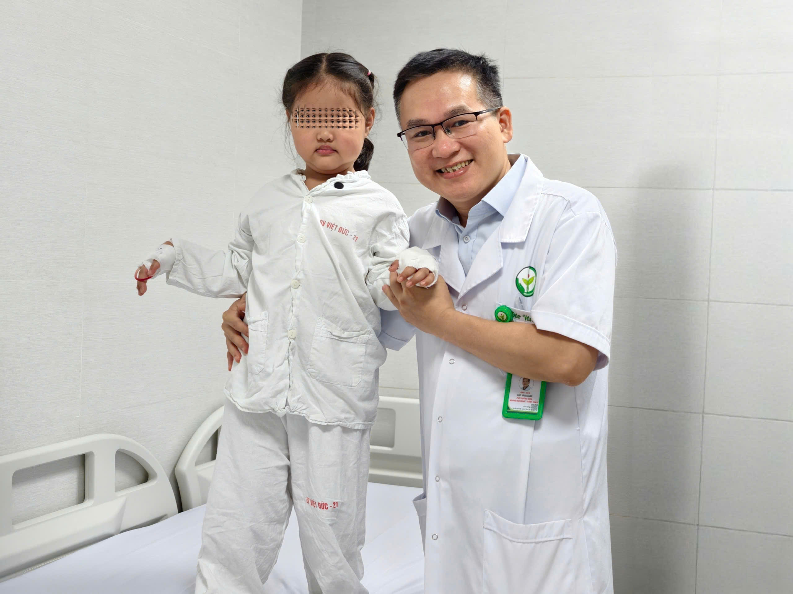 Phẫu thuật ‘cái hóa’: Khi ngón trỏ hóa thành ngón cái mới cho trẻ