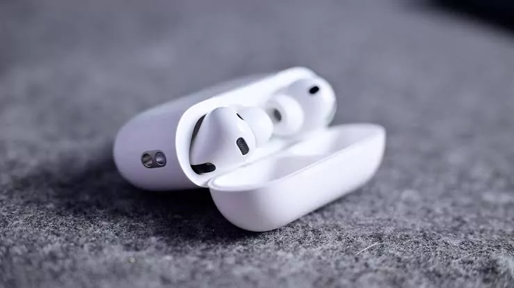 AirPods tích hợp camera: dấu mốc iOS 27 và cuộc đua thời gian