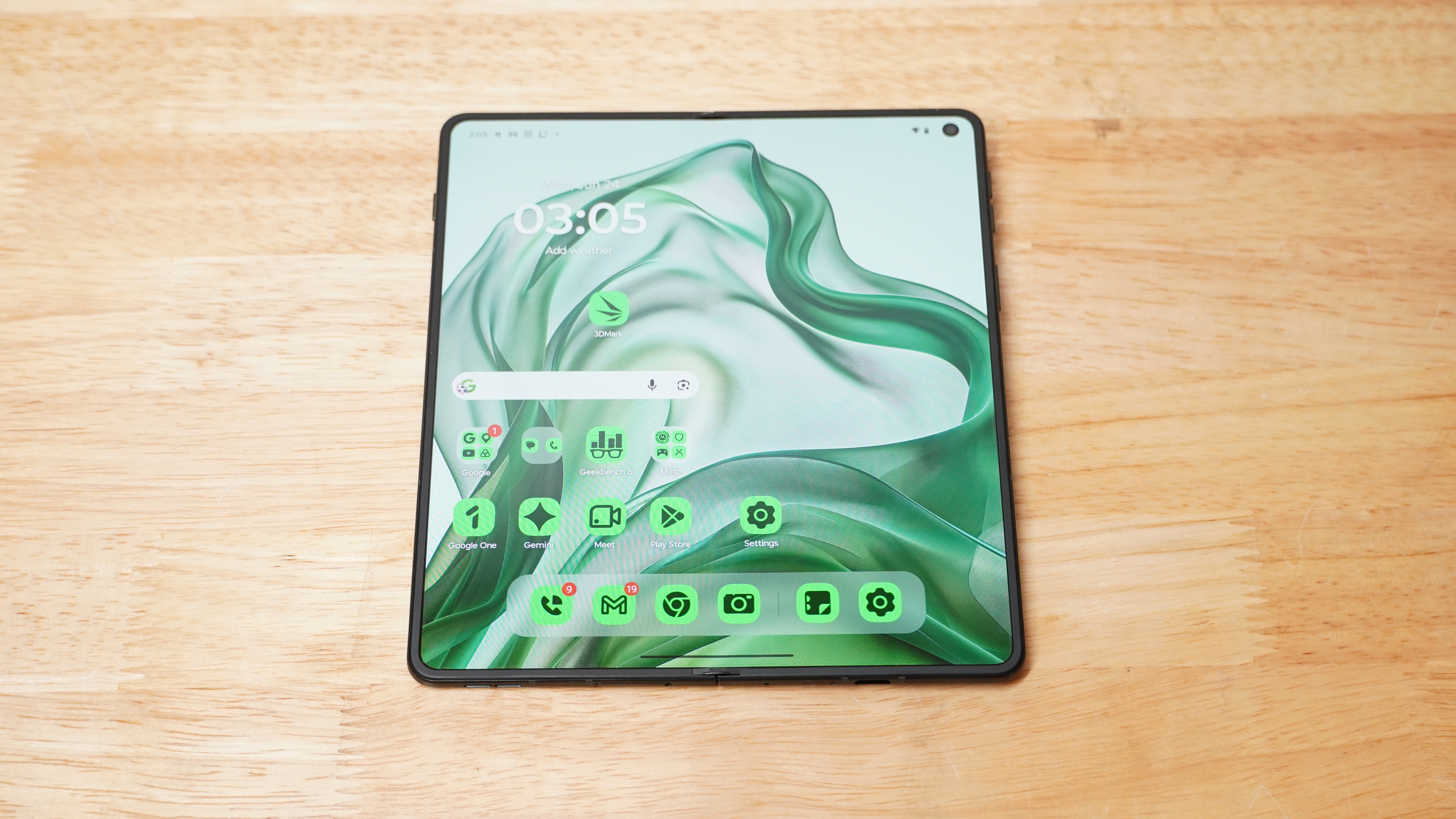 Motorola Razr Fold Review: A Real Alternative to Samsung’s Foldables