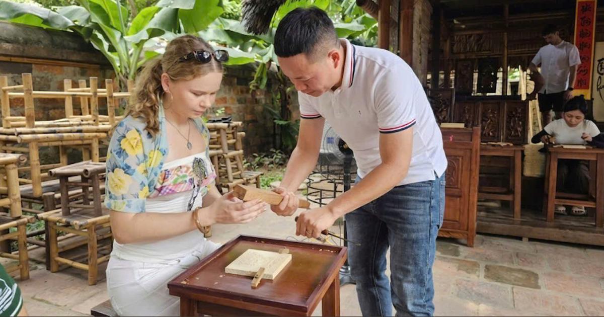 Những nghệ nhân gỗ giữ lửa truyền thống qua từng thế hệ