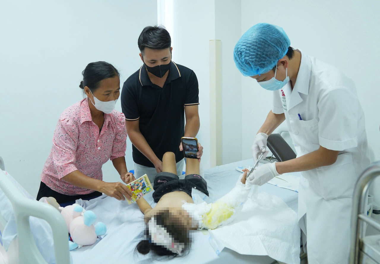 Áo chống nắng có thể gây nguy hiểm cho trẻ em trên xe máy