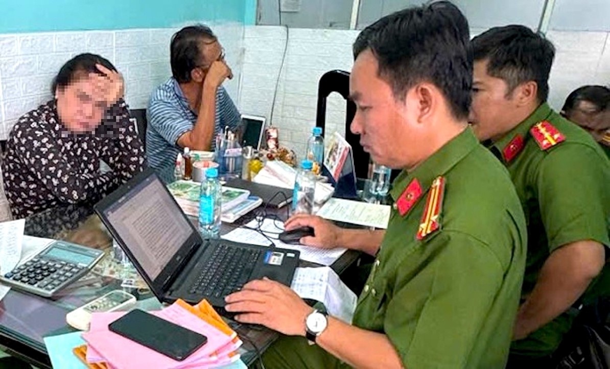 Rượu giả, gạo nhái và thực phẩm mạo danh: Báo động an toàn cho bữa ăn gia đình