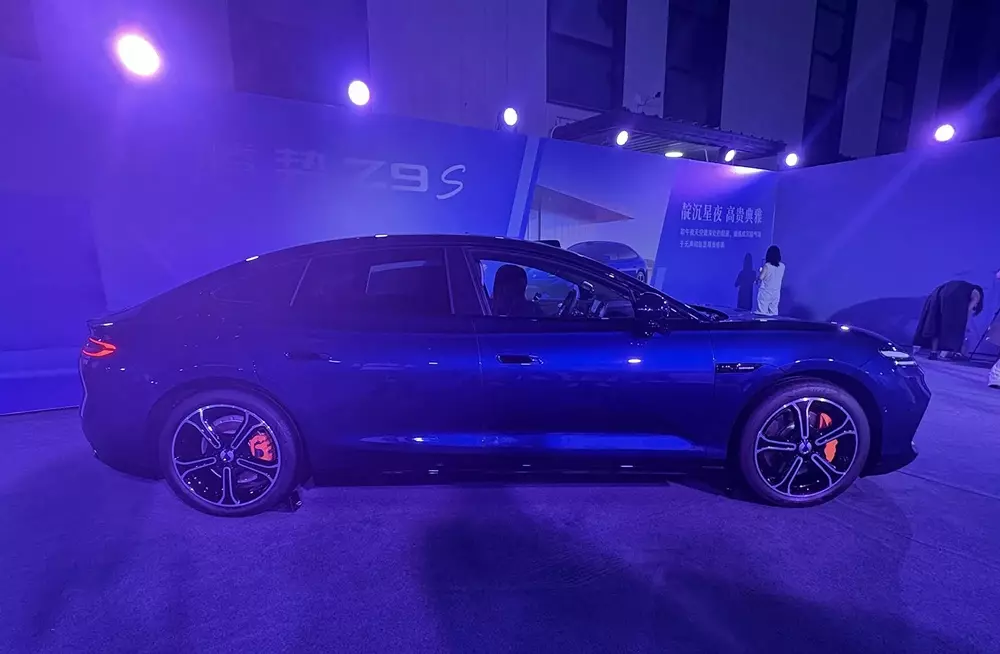 BYD và cuộc chơi xe điện siêu sang: Yangwang U8L đối đầu Denza Z9S
