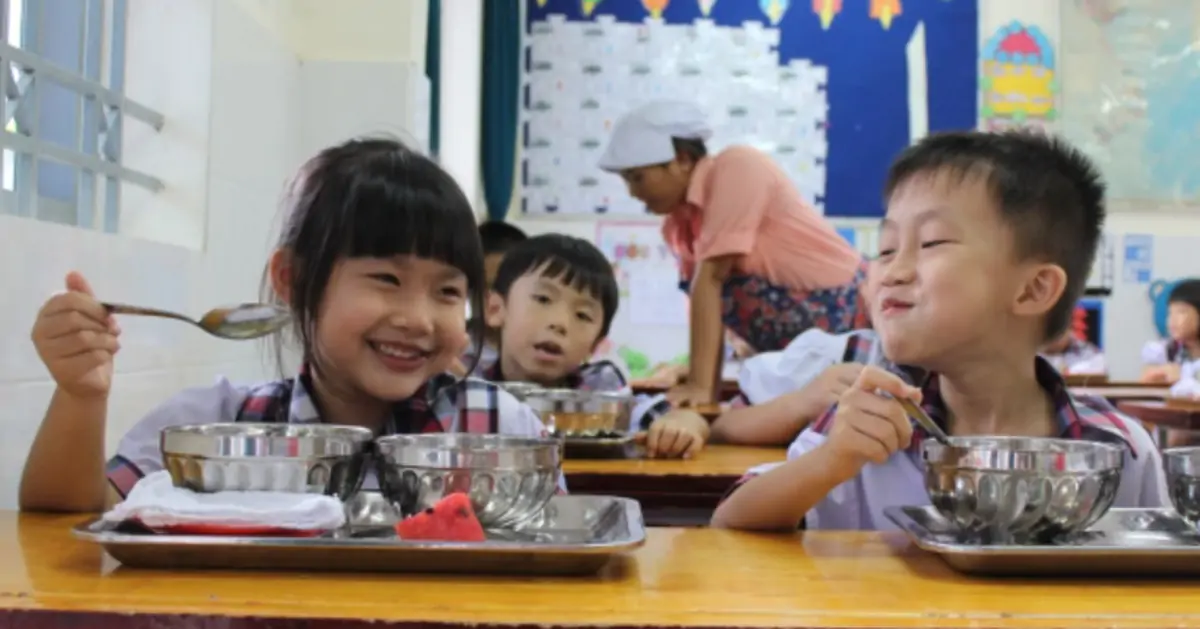 Phụ huynh theo dõi bữa ăn học đường qua ứng dụng