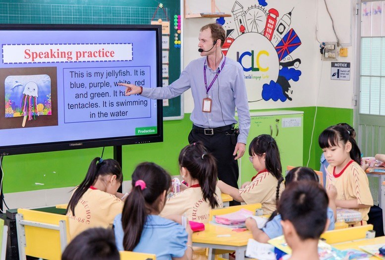 Sách giáo khoa miễn phí nhưng tiếng Anh vẫn là “khoản ẩn” của phụ huynh