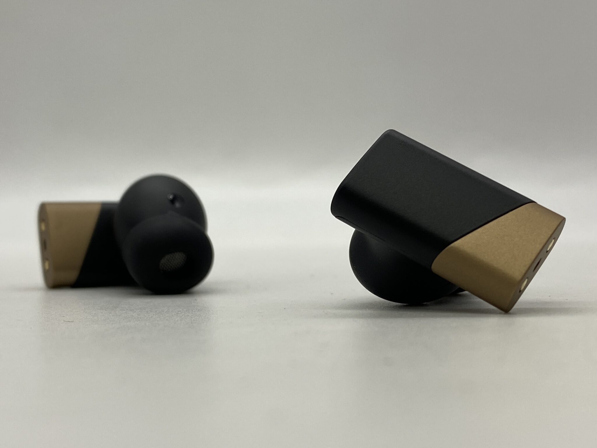Tai nghe không dây giá phải chăng: Status Audio GoldenSound Pro X và Edifier G5 Max so sánh