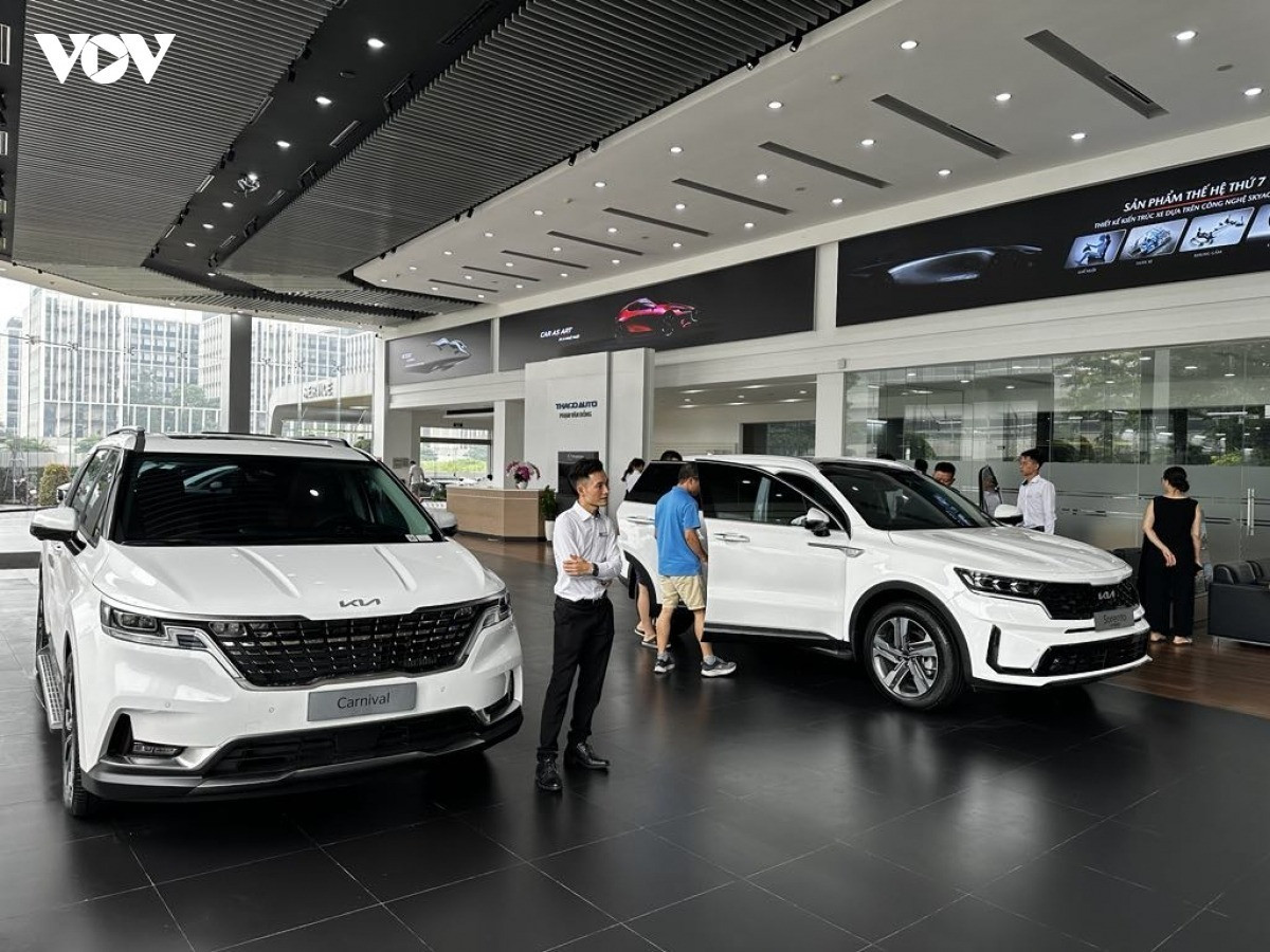 Tháng 8 ô tô điện và xe xăng đồng loạt giảm sâu, có nên chốt trước tháng Ngâu?
