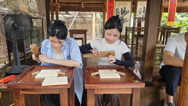 Những nghệ nhân gỗ giữ lửa truyền thống qua từng thế hệ