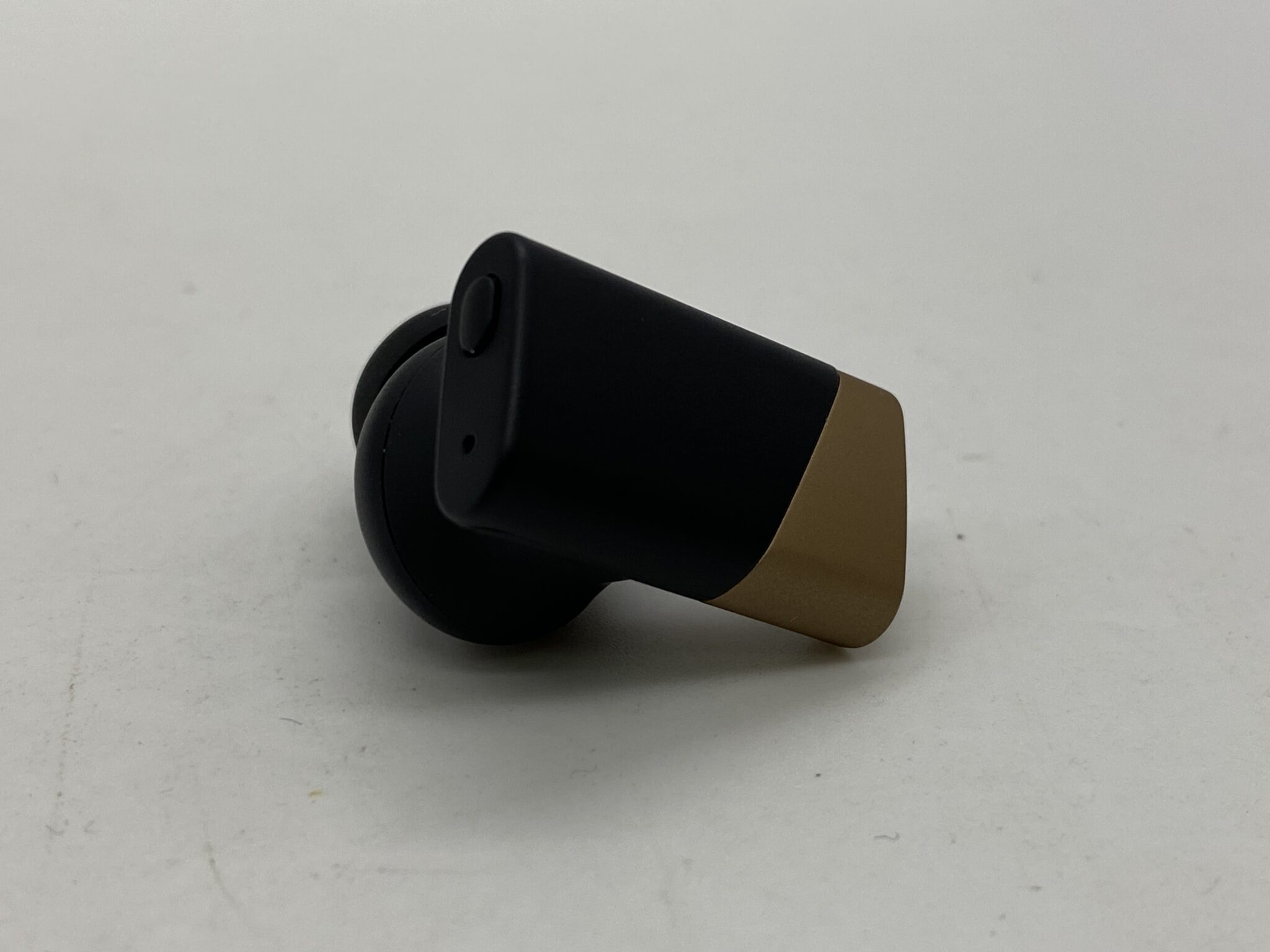 Tai nghe không dây giá phải chăng: Status Audio GoldenSound Pro X và Edifier G5 Max so sánh