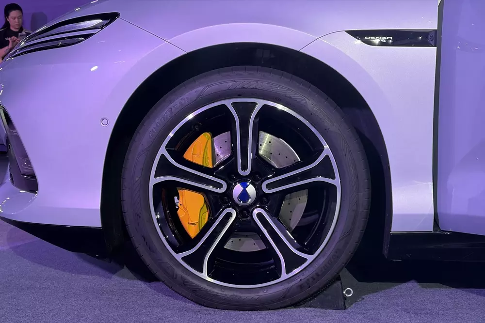 BYD và cuộc chơi xe điện siêu sang: Yangwang U8L đối đầu Denza Z9S