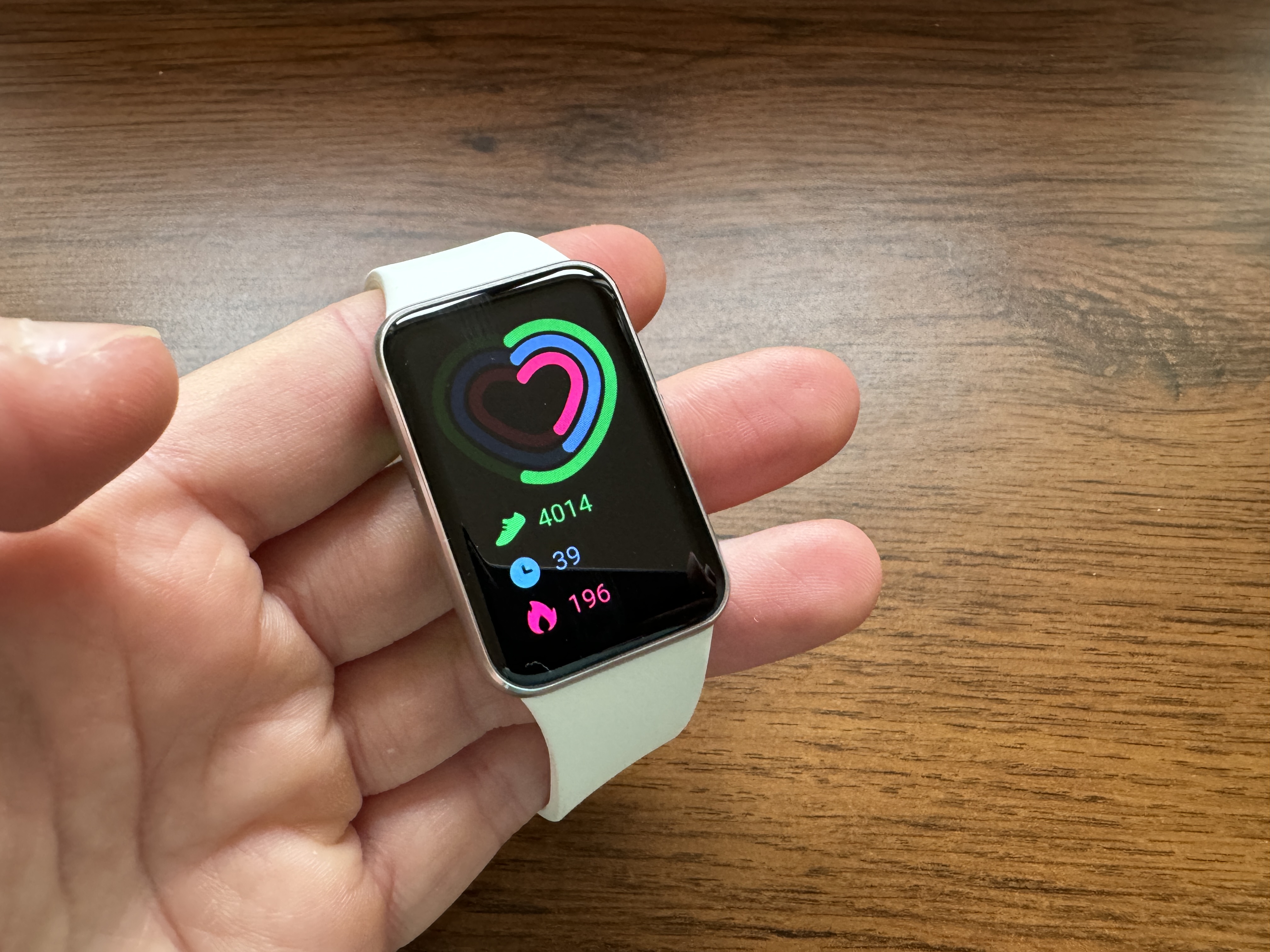 Galaxy Fit 4 với Bluetooth mới: vòng đeo giá rẻ nào thắng thế?