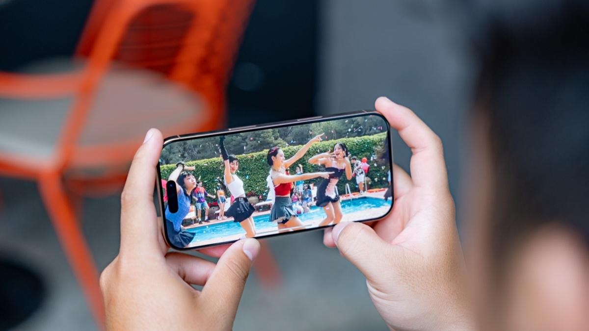 iPhone 15 Pro titanium và Apple Intelligence: có đáng mua hơn flagship mới?