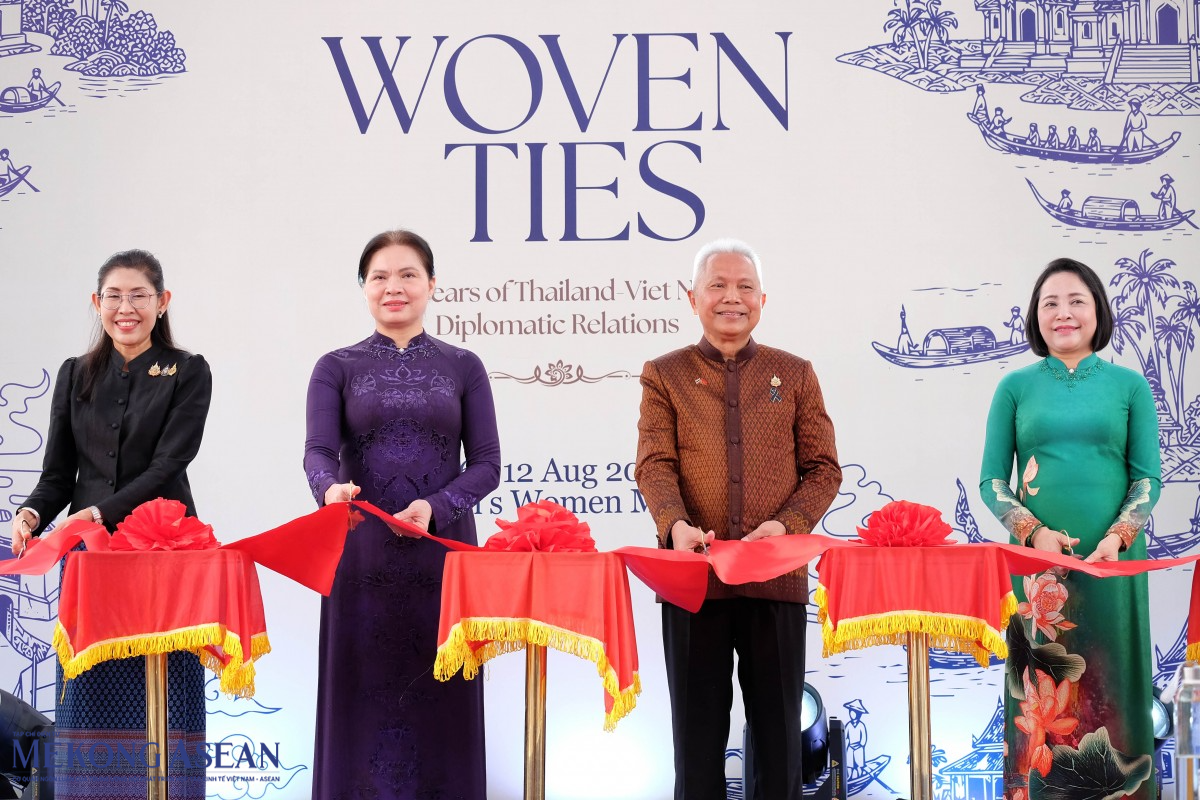 Áo dài Việt và chud Thái: sợi tơ đan kết hữu nghị 50 năm
