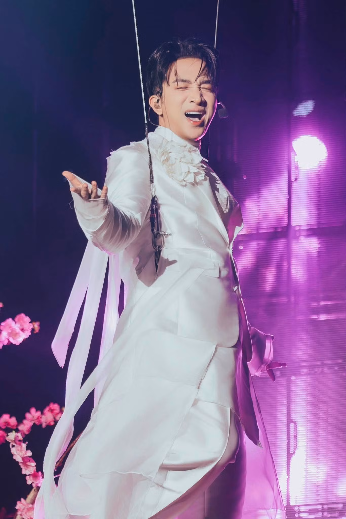 Hoàng Rob: Tái định nghĩa sân khấu truyền hình bằng violin, múa đương đại và giọng hát