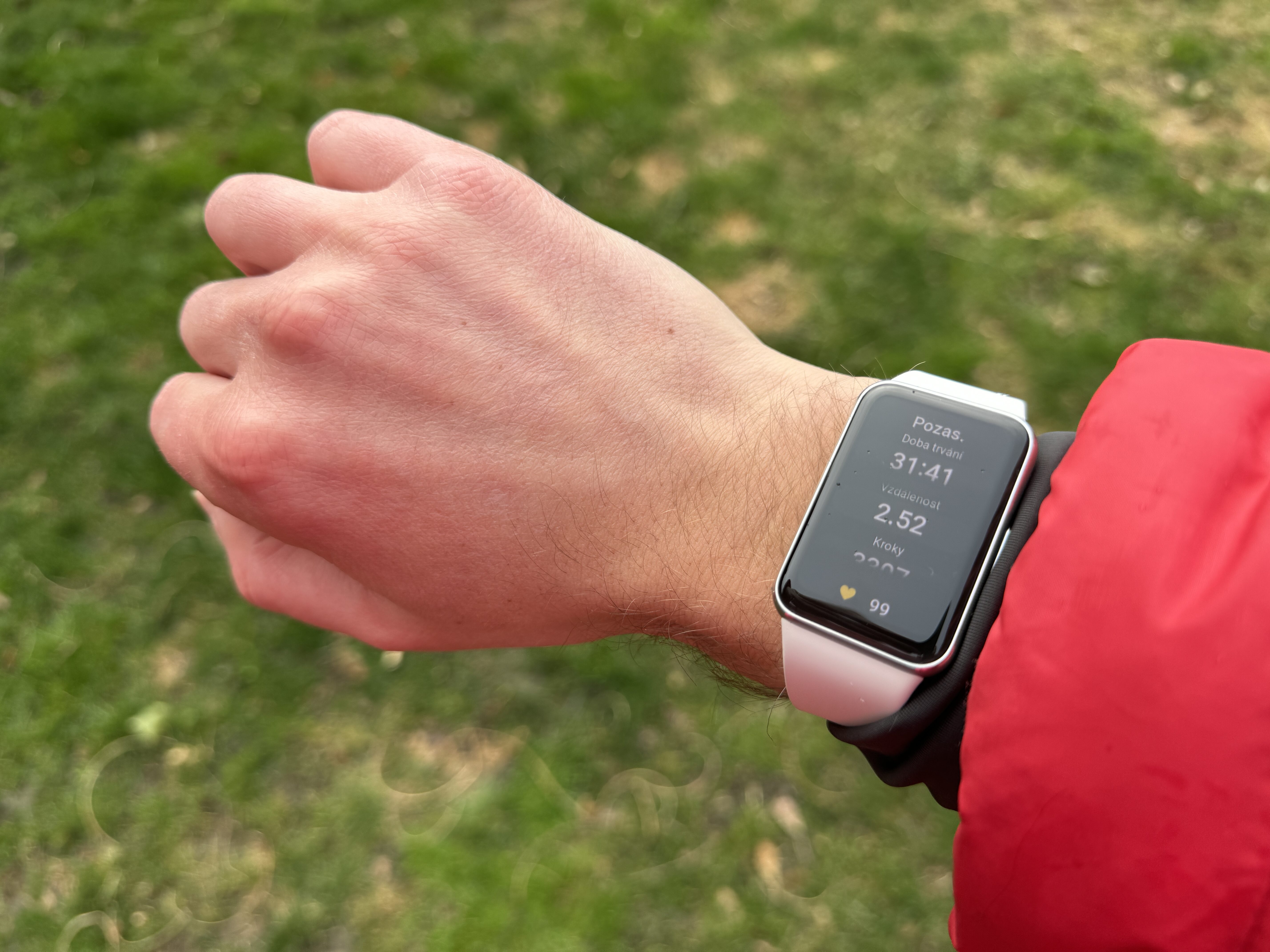 Galaxy Fit 4 với Bluetooth mới: vòng đeo giá rẻ nào thắng thế?