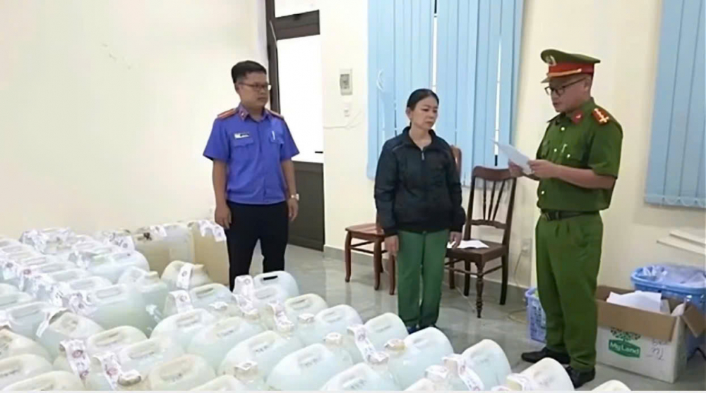 Rượu giả, gạo nhái và thực phẩm mạo danh: Báo động an toàn cho bữa ăn gia đình