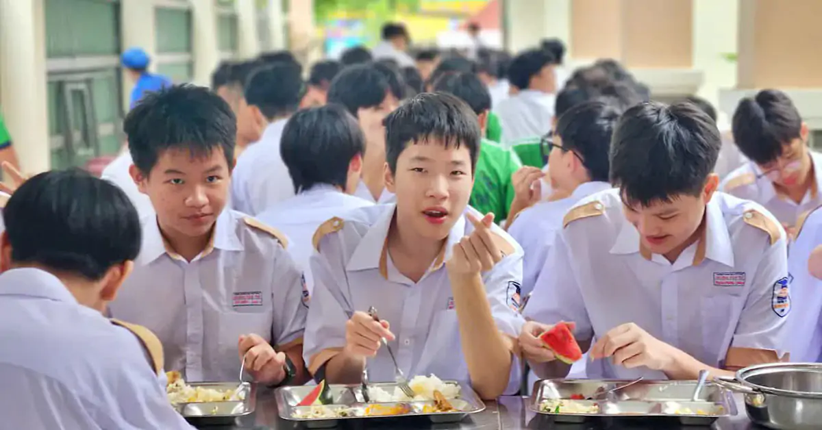 Phụ huynh theo dõi bữa ăn học đường qua ứng dụng