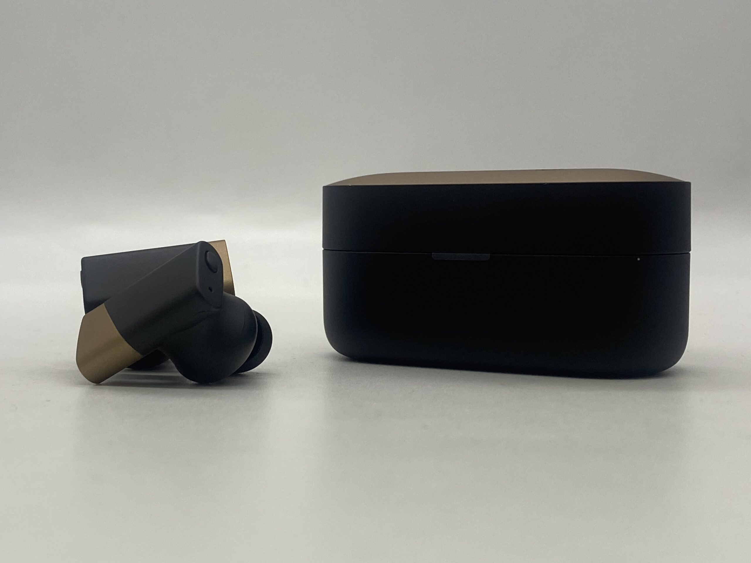 Tai nghe không dây giá phải chăng: Status Audio GoldenSound Pro X và Edifier G5 Max so sánh