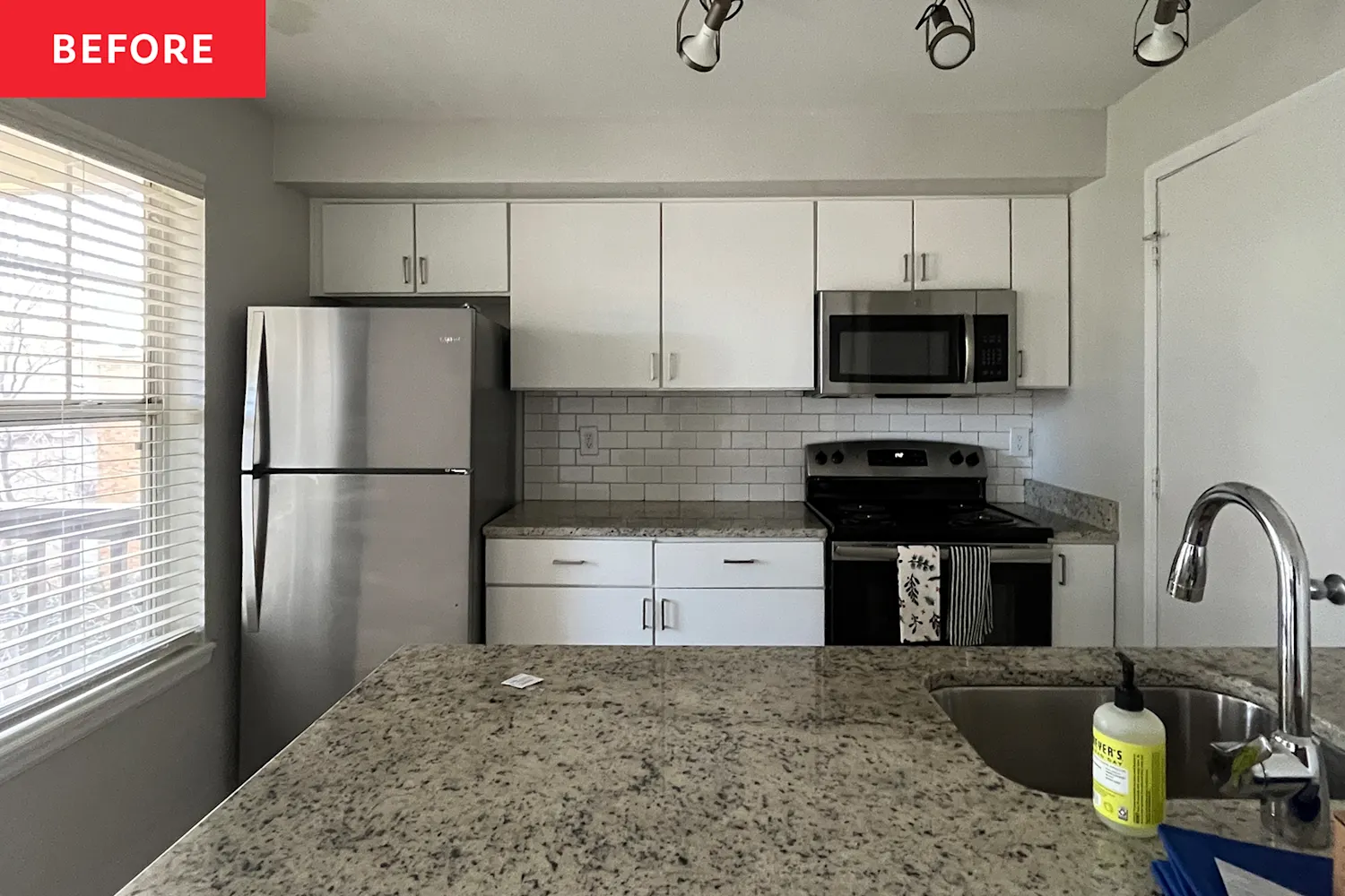Tủ bếp cũ hóa mới: DIY nâng cấp với chi phí tối thiểu