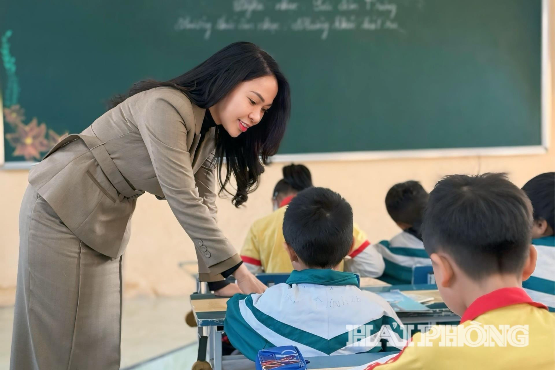 Giáo viên âm nhạc tỏa sáng: từ bục giảng đến sân khấu liên hoan