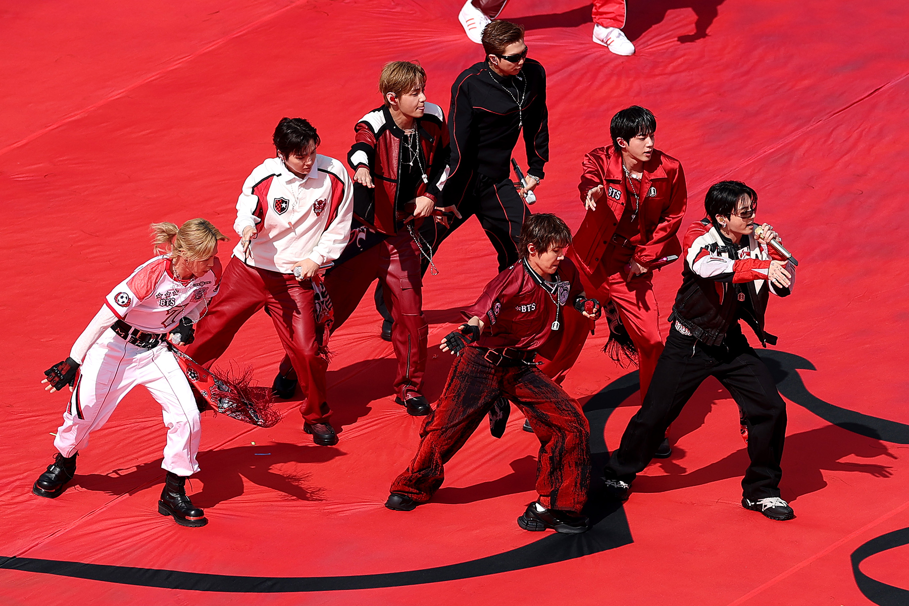 BTS chiếm lĩnh sân khấu quốc tế: từ World Cup đến MetLife
